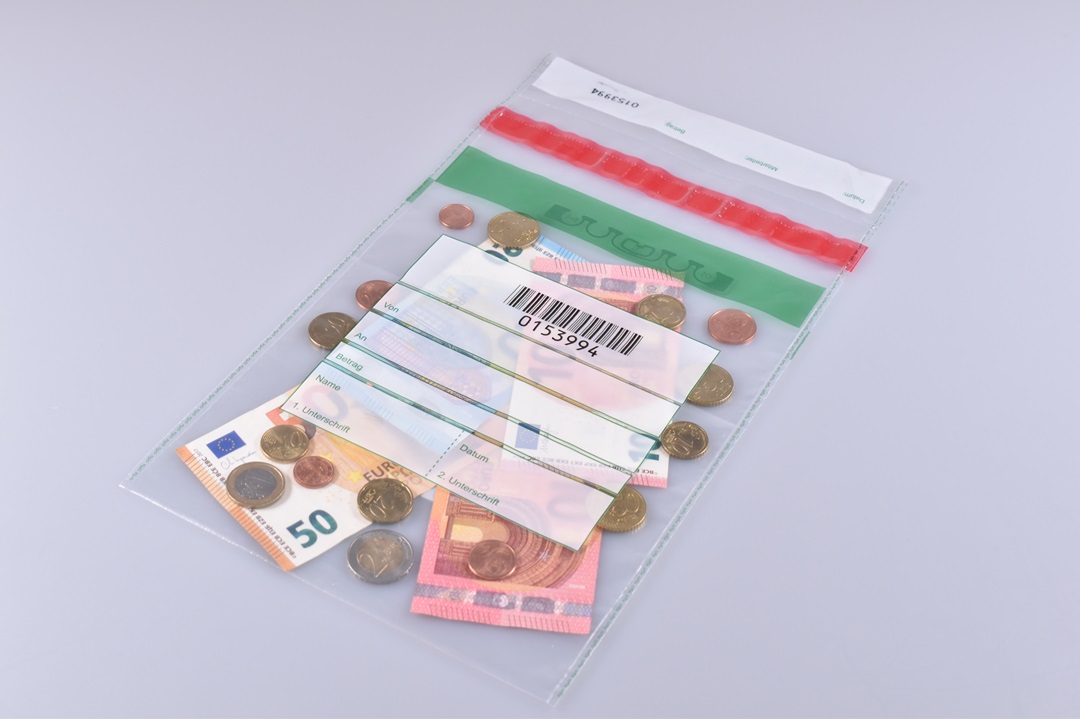 Eine durchsichtige Tasche mit Geldscheinen und Münzen auf einem weißen Hintergrund.