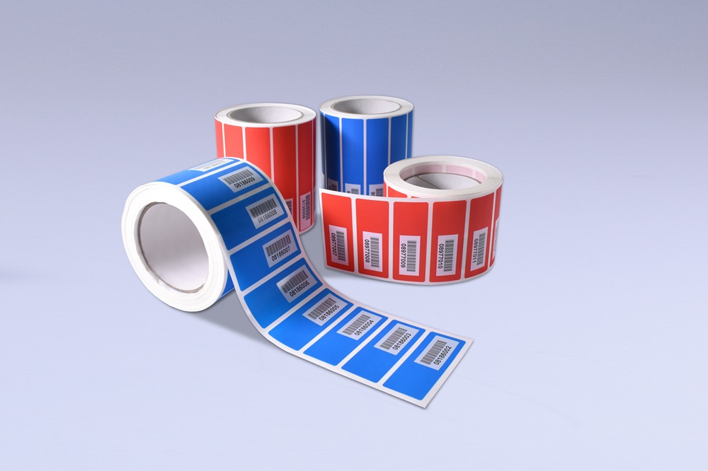 Eine Box mit zwei Rollen rotem und blauem Tape, geeignet für Sicherheitsverschlüsse.