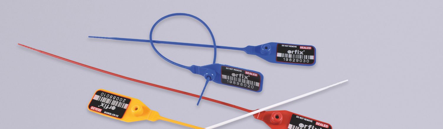 Drei unterschiedlich farbige Kunststofftags mit einem roten und blauen Cord, dargestellt als Sicherheitsverschlüsse.
